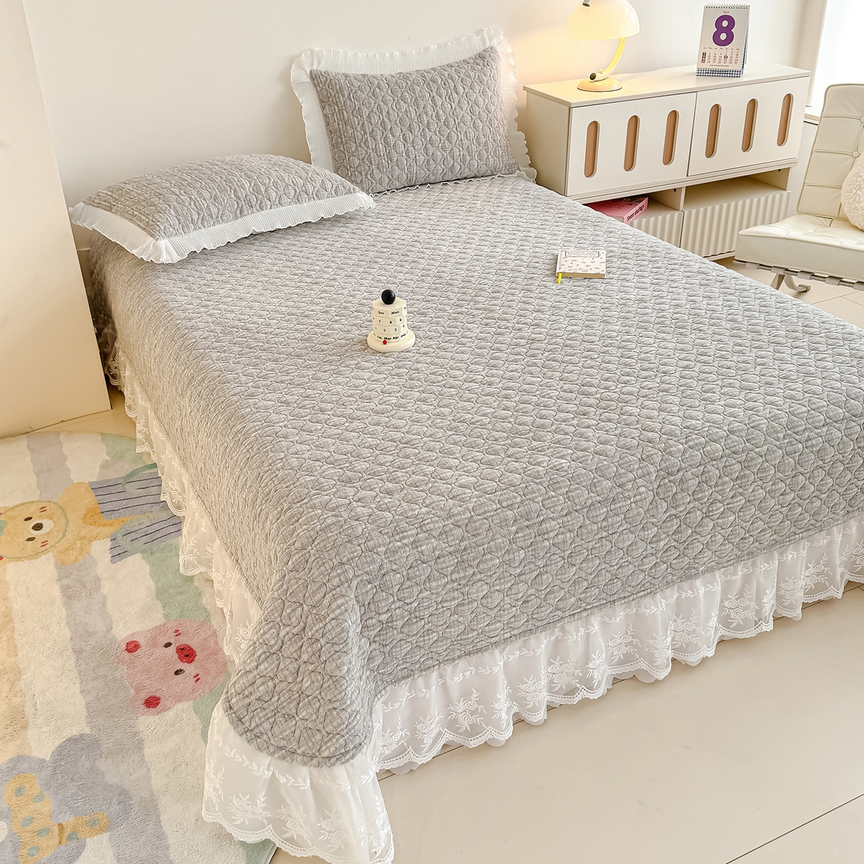 91家纺网 家纺一手货源 找家纺 冬然家纺 2025新款高克重牛奶绒蕾丝花边床盖系列 肌理纹-灰