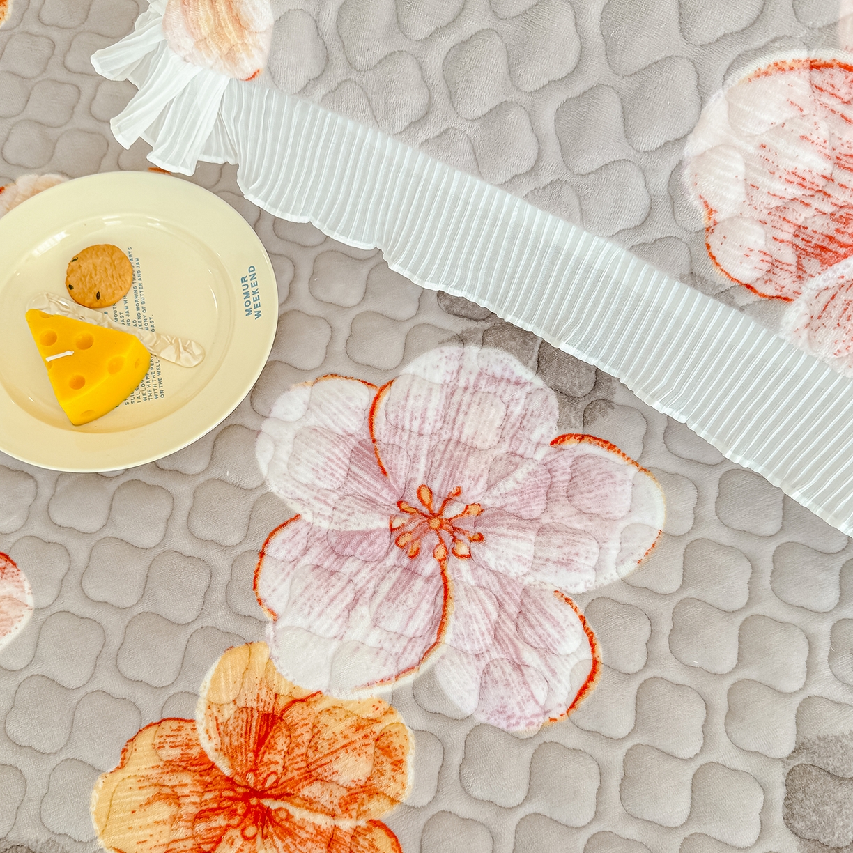 91家纺网 家纺一手货源 找家纺 冬然家纺 2025新款高克重牛奶绒蕾丝花边床盖系列 朵朵花香