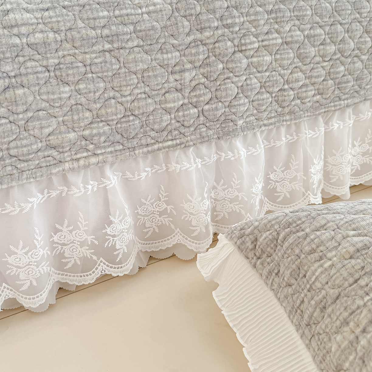 91家纺网 家纺一手货源 找家纺 冬然家纺 2025新款高克重牛奶绒蕾丝花边床盖系列 肌理纹-灰
