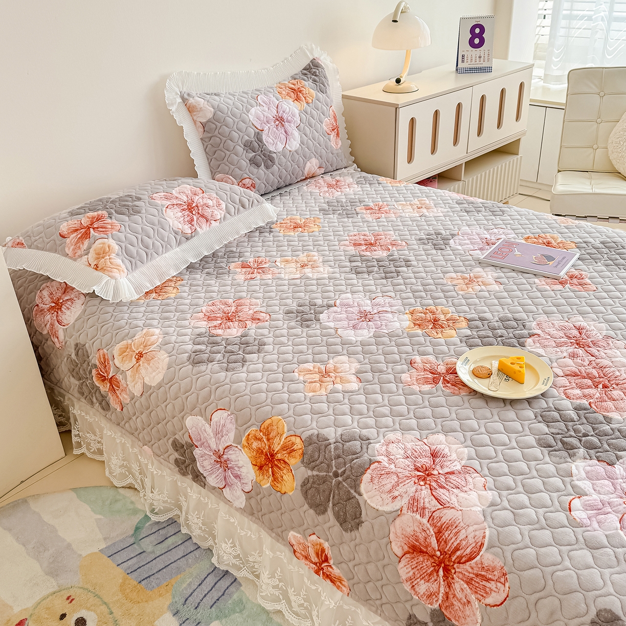 91家纺网 家纺一手货源 找家纺 冬然家纺 2025新款高克重牛奶绒蕾丝花边床盖系列 朵朵花香