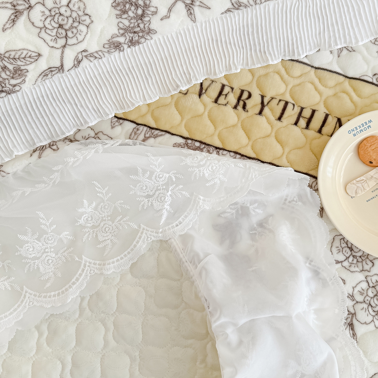 91家纺网 家纺一手货源 找家纺 冬然家纺 2025新款高克重牛奶绒蕾丝花边床盖系列 水墨茶花