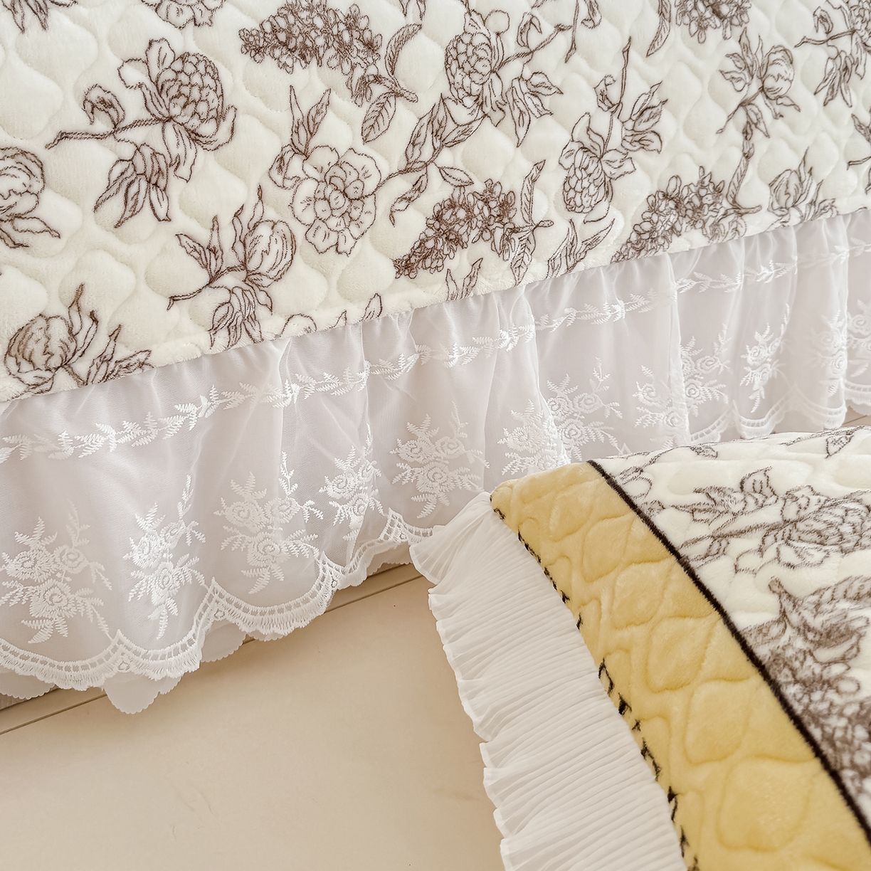 91家纺网 家纺一手货源 找家纺 冬然家纺 2025新款高克重牛奶绒蕾丝花边床盖系列 水墨茶花