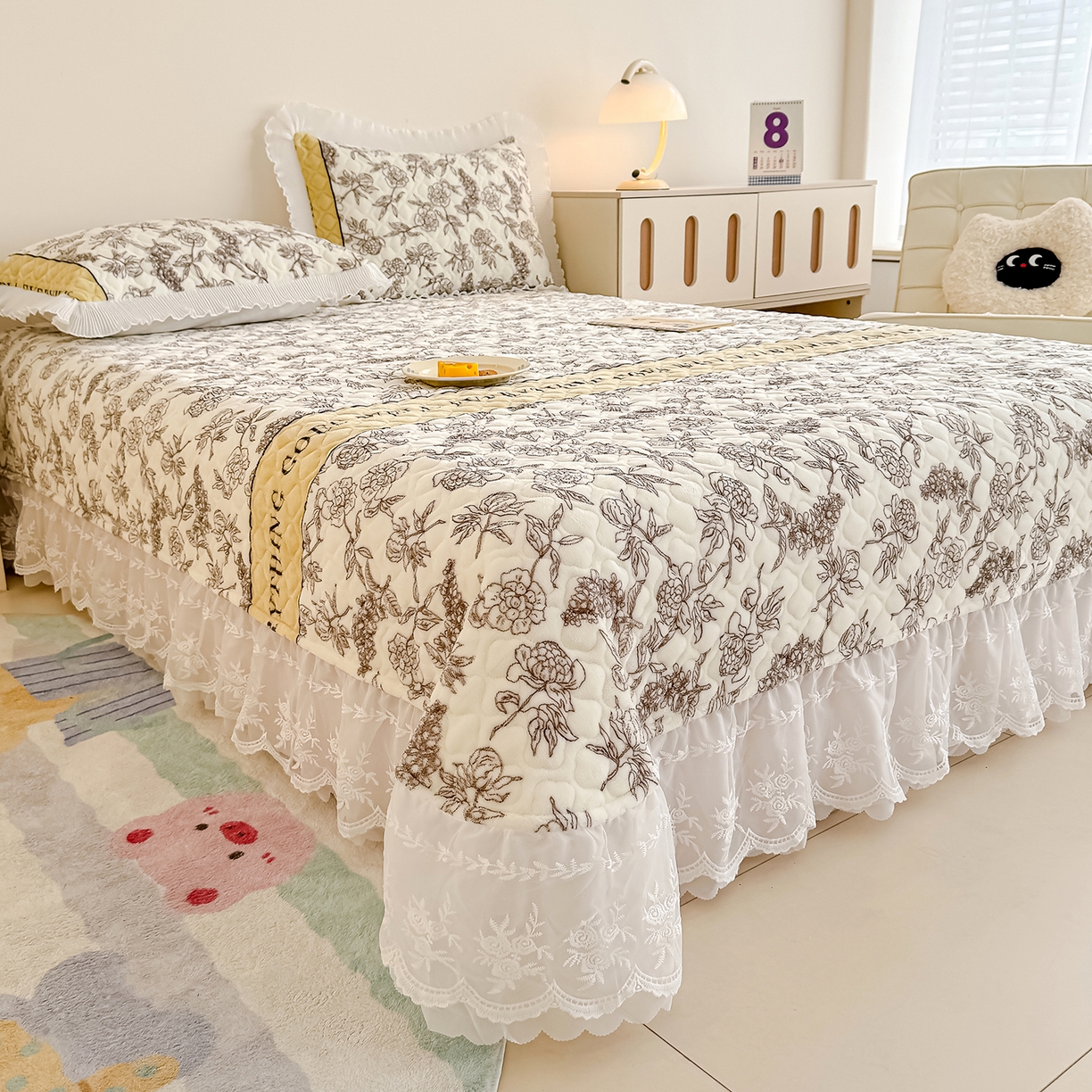 91家纺网 家纺一手货源 找家纺 冬然家纺 2025新款高克重牛奶绒蕾丝花边床盖系列 水墨茶花