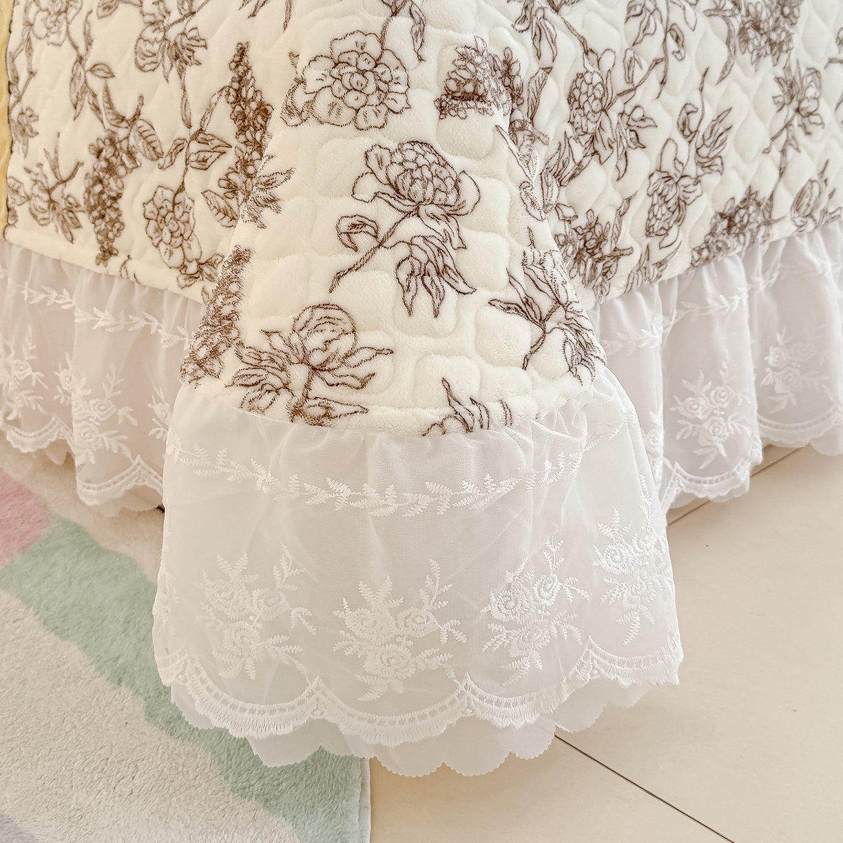 91家纺网 家纺一手货源 找家纺 冬然家纺 2025新款高克重牛奶绒蕾丝花边床盖系列 水墨茶花