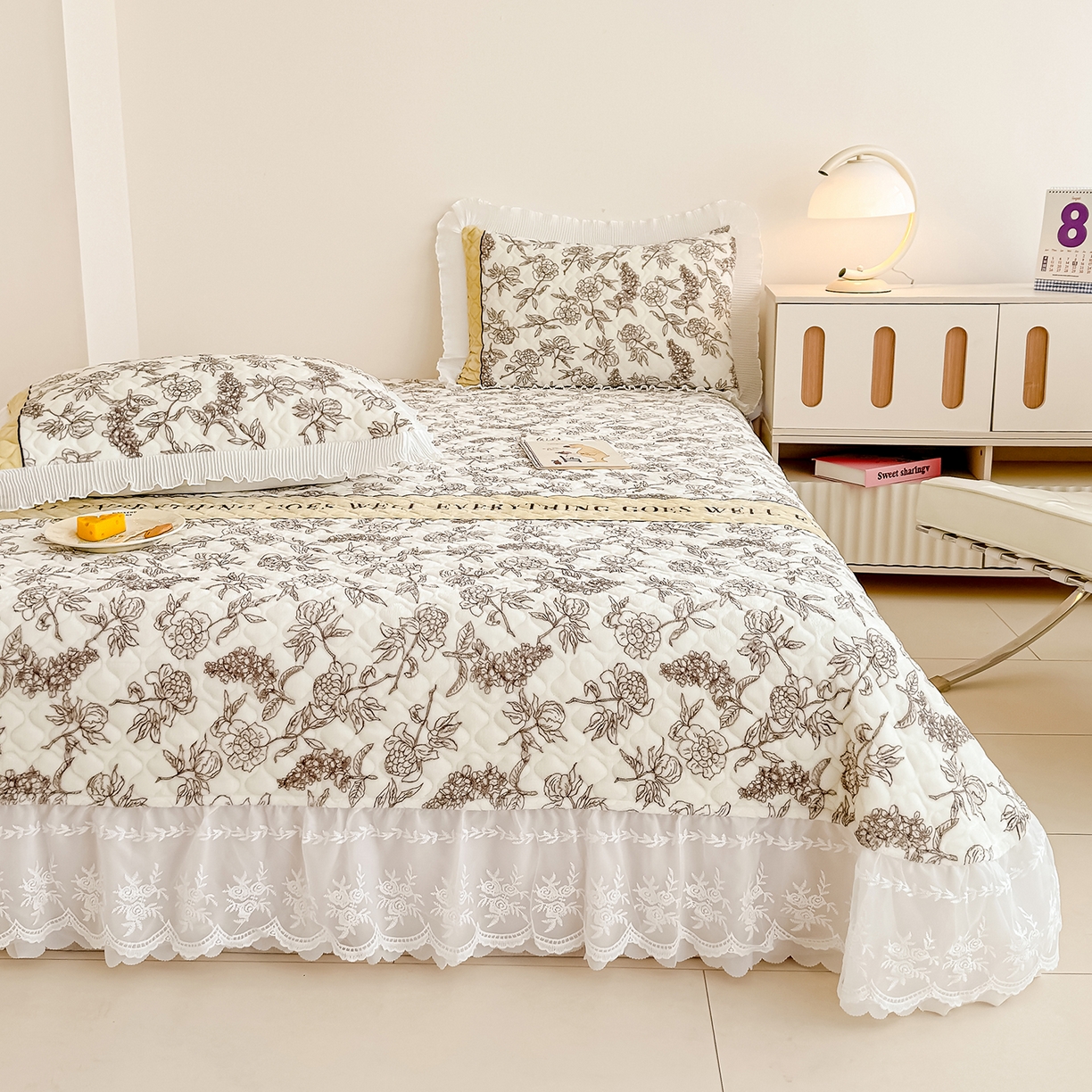 91家纺网 家纺一手货源 找家纺 冬然家纺 2025新款高克重牛奶绒蕾丝花边床盖系列 水墨茶花