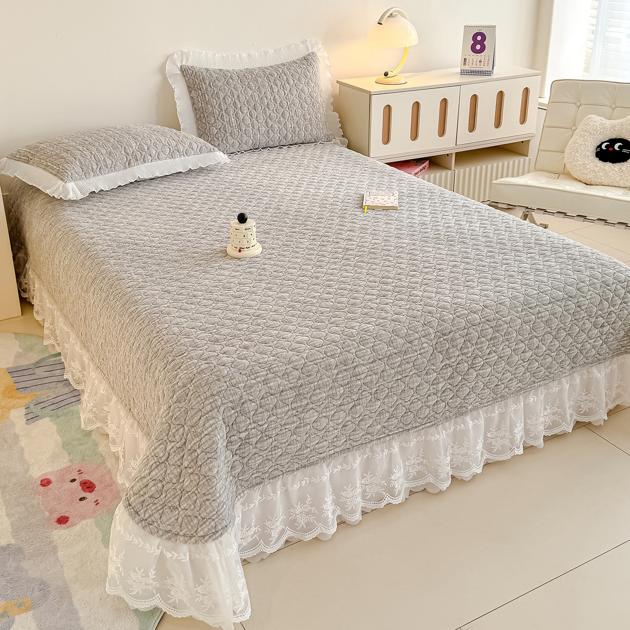 91家纺网 家纺一手货源 找家纺 冬然家纺 2025新款高克重牛奶绒蕾丝花边床盖系列 肌理纹-灰