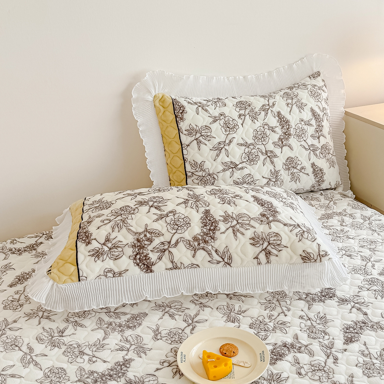 91家纺网 家纺一手货源 找家纺 冬然家纺 2025新款高克重牛奶绒蕾丝花边床盖系列 水墨茶花