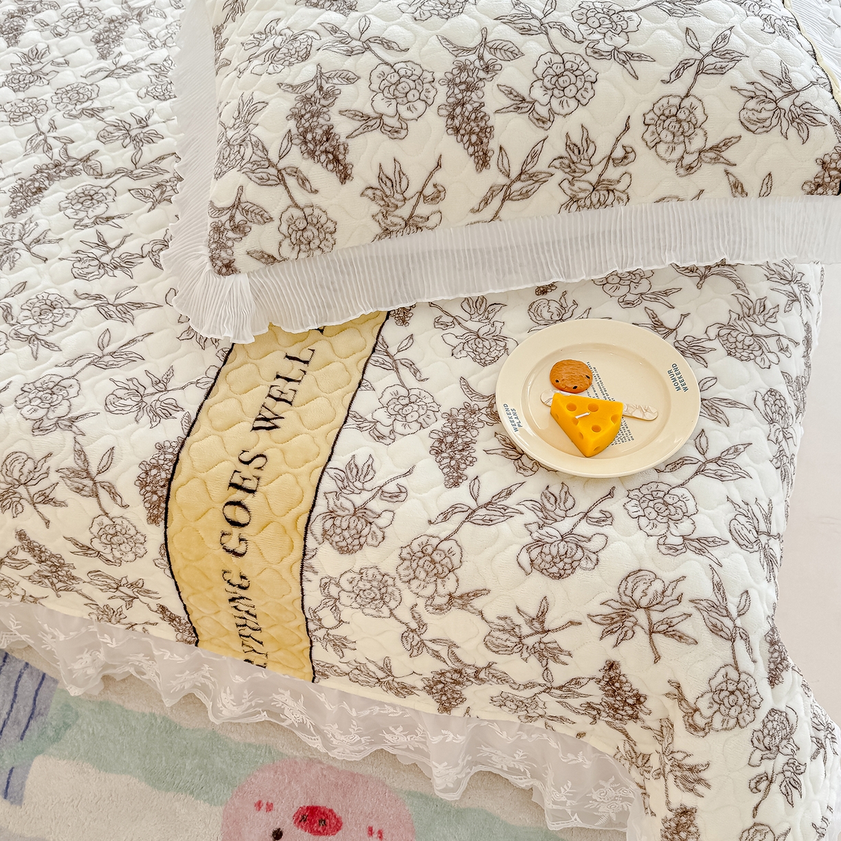 91家纺网 家纺一手货源 找家纺 冬然家纺 2025新款高克重牛奶绒蕾丝花边床盖系列 水墨茶花