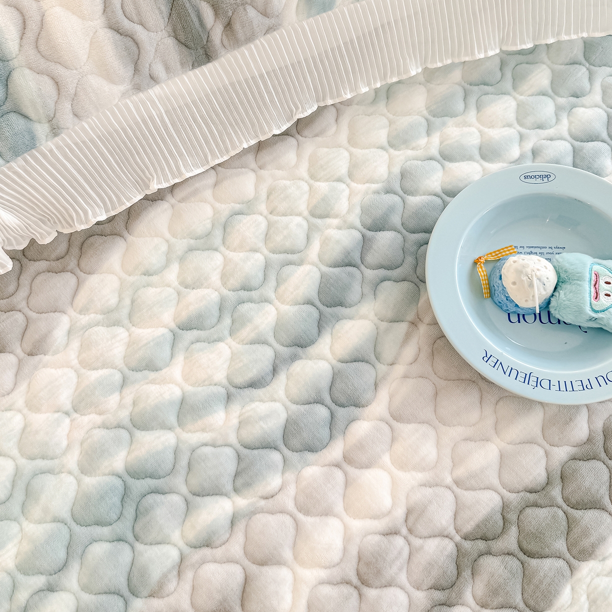 91家纺网 家纺一手货源 找家纺 冬然家纺 2025新款高克重牛奶绒蕾丝花边床盖系列 可可西里