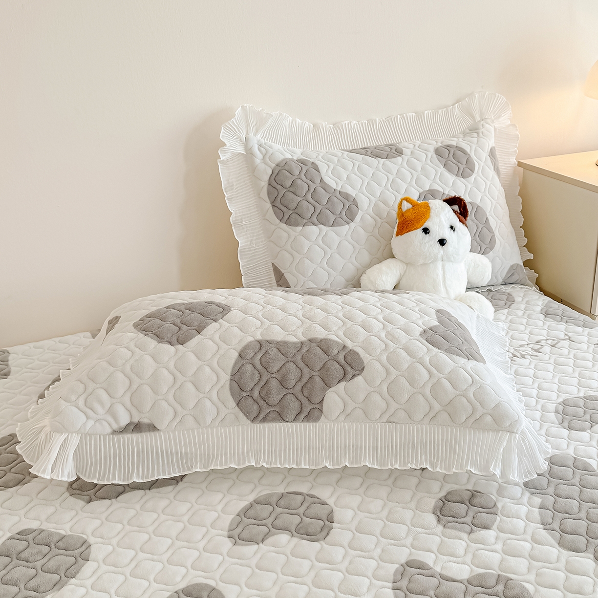 91家纺网 家纺一手货源 找家纺 冬然家纺 2025新款高克重牛奶绒蕾丝花边床盖系列 奶油布丁