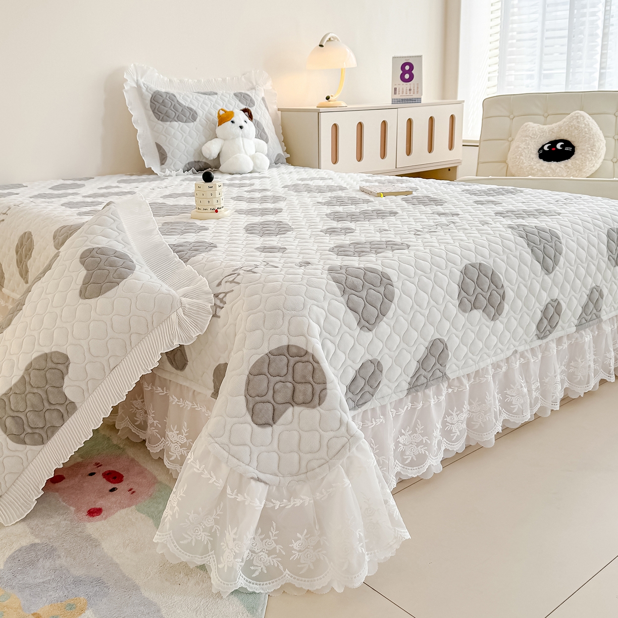 91家纺网 家纺一手货源 找家纺 冬然家纺 2025新款高克重牛奶绒蕾丝花边床盖系列 奶油布丁