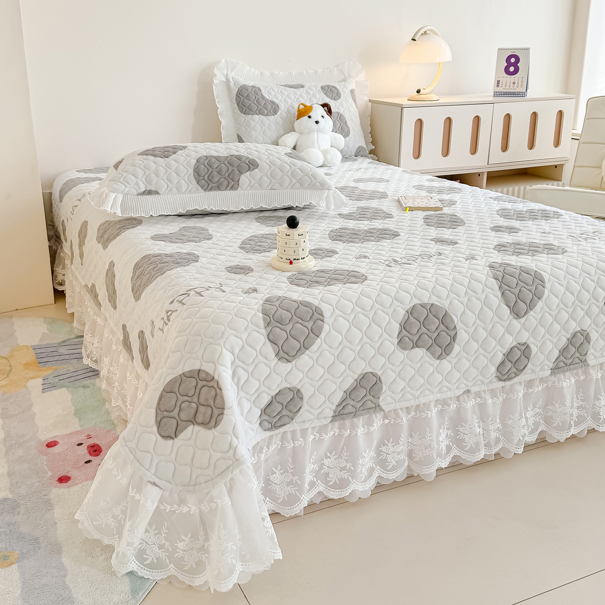 91家纺网 家纺一手货源 找家纺 冬然家纺 2025新款高克重牛奶绒蕾丝花边床盖系列 奶油布丁