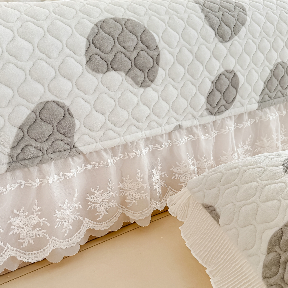 91家纺网 家纺一手货源 找家纺 冬然家纺 2025新款高克重牛奶绒蕾丝花边床盖系列 奶油布丁