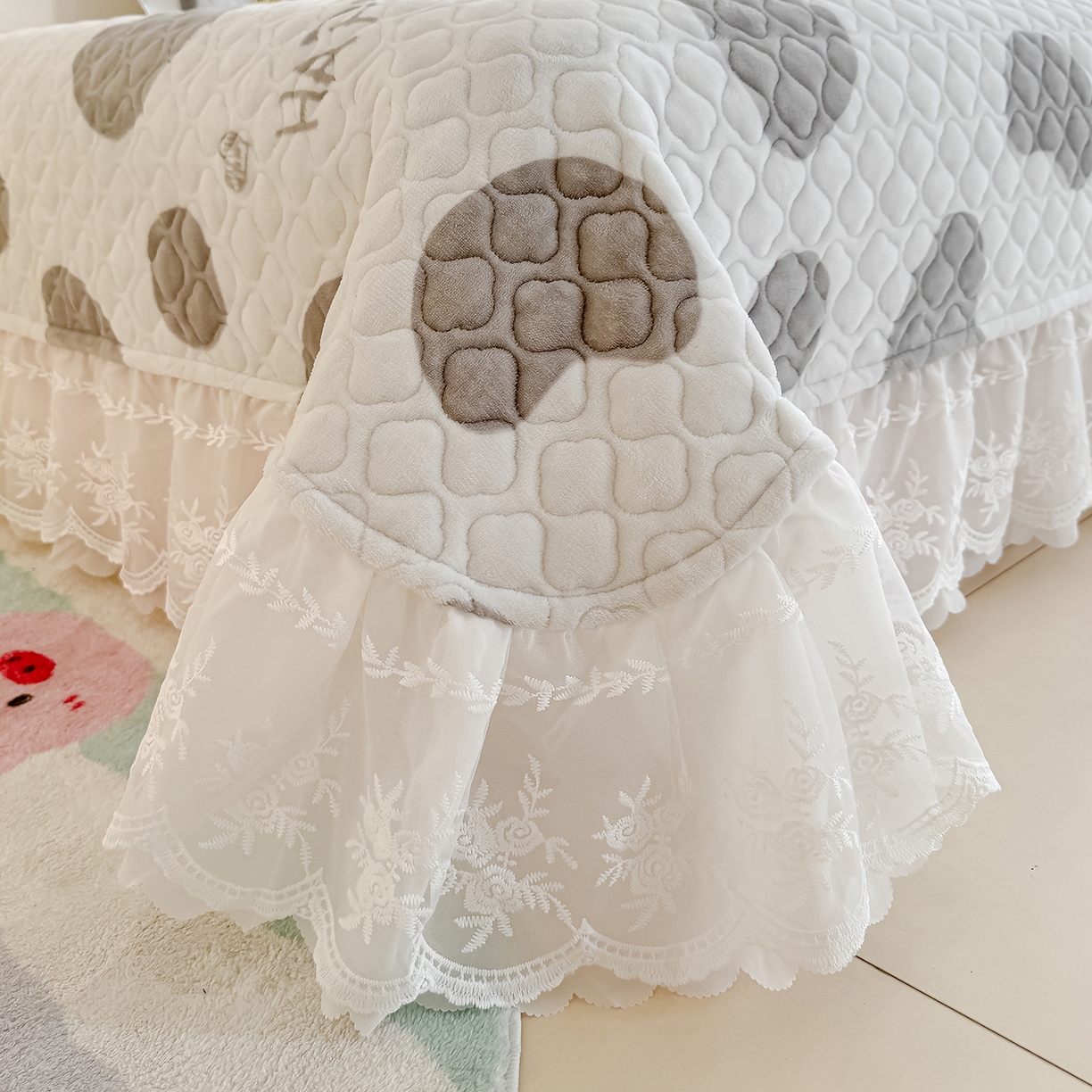 91家纺网 家纺一手货源 找家纺 冬然家纺 2025新款高克重牛奶绒蕾丝花边床盖系列 奶油布丁