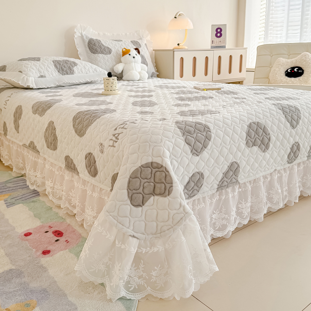 91家纺网 家纺一手货源 找家纺 冬然家纺 2025新款高克重牛奶绒蕾丝花边床盖系列 奶油布丁