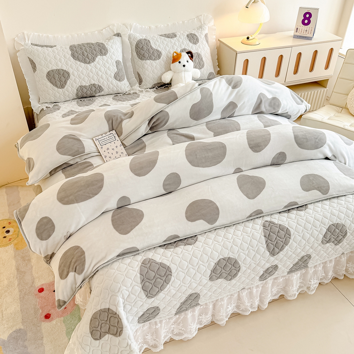 91家纺网 家纺一手货源 找家纺 冬然家纺 2025新款高克重牛奶绒蕾丝花边床盖系列 奶油布丁