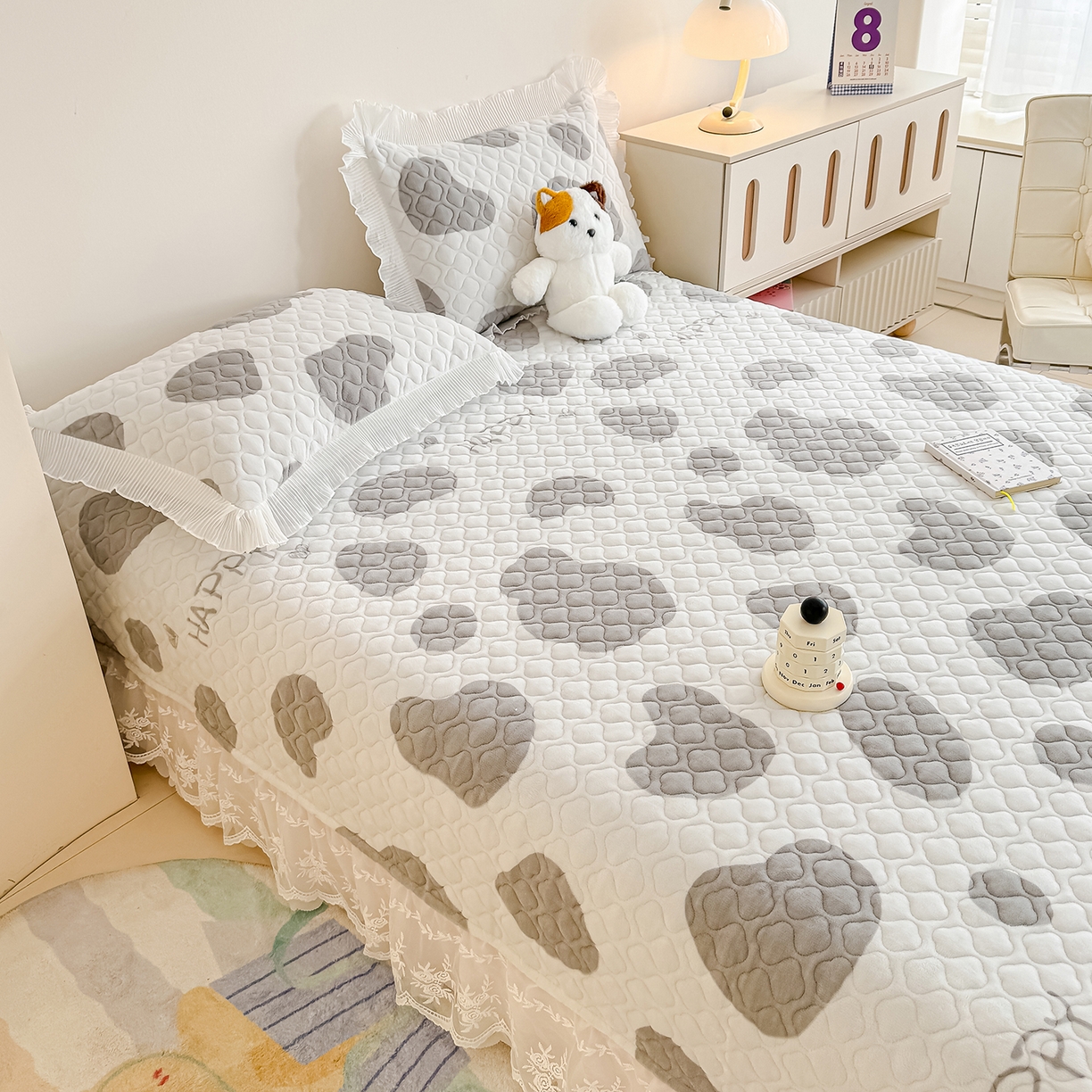 91家纺网 家纺一手货源 找家纺 冬然家纺 2025新款高克重牛奶绒蕾丝花边床盖系列 奶油布丁