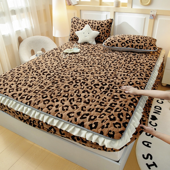 91家纺网 家纺一手货源 找家纺 （总）情煊家纺 2025新款保暖牛奶绒夹棉床笠-花边款