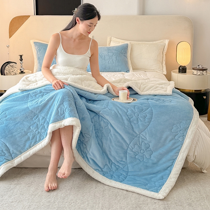 91家纺网 家纺一手货源 找家纺 青竹苑 2025新款A类婴儿绒北极绒羽丝棉三层夹棉盖毯多功能盖毯 天蓝