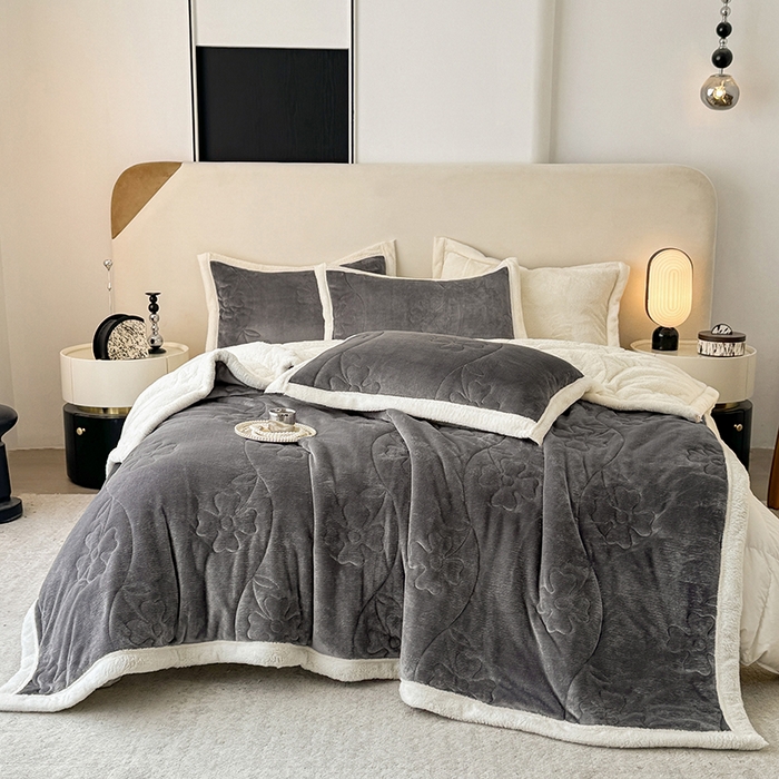 91家纺网 家纺一手货源 找家纺 青竹苑 2025新款A类婴儿绒北极绒羽丝棉三层夹棉盖毯多功能盖毯 浅灰