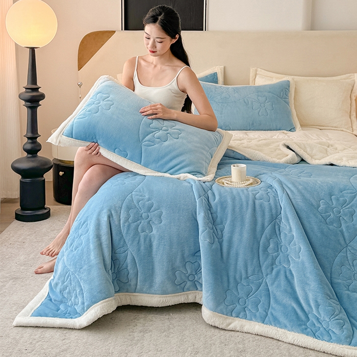 91家纺网 家纺一手货源 找家纺 青竹苑 2025新款A类婴儿绒北极绒羽丝棉三层夹棉盖毯多功能盖毯 天蓝