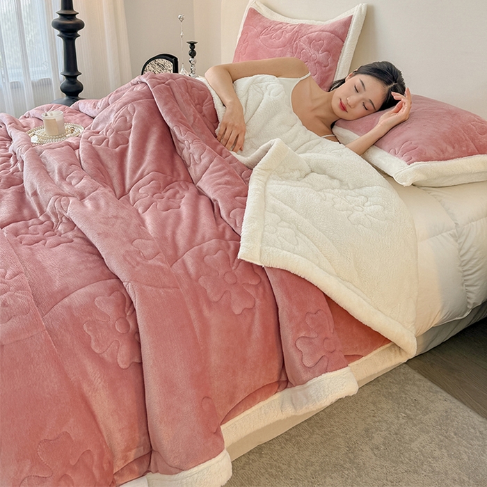 91家纺网 家纺一手货源 找家纺 青竹苑 2025新款A类婴儿绒北极绒羽丝棉三层夹棉盖毯多功能盖毯 豆沙