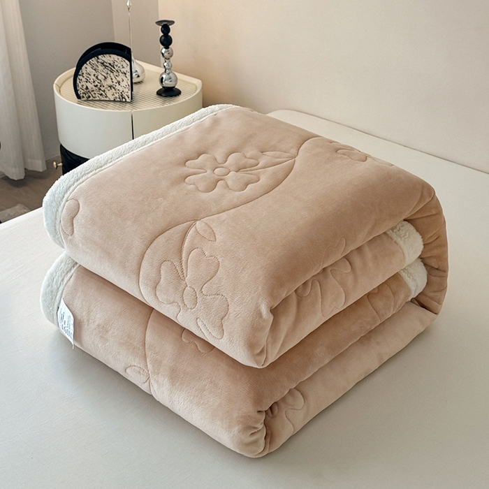 91家纺网 家纺一手货源 找家纺 青竹苑 2025新款A类婴儿绒北极绒羽丝棉三层夹棉盖毯多功能盖毯 浅咖