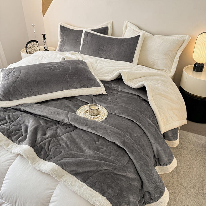 91家纺网 家纺一手货源 找家纺 青竹苑 2025新款A类婴儿绒北极绒羽丝棉三层夹棉盖毯多功能盖毯 浅灰