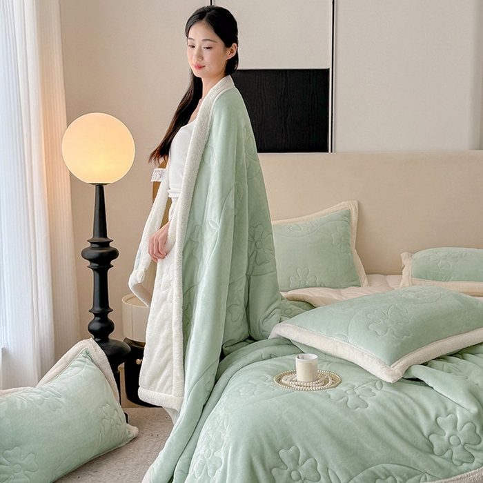 91家纺网 家纺一手货源 找家纺 青竹苑 2025新款A类婴儿绒北极绒羽丝棉三层夹棉盖毯多功能盖毯 翠绿