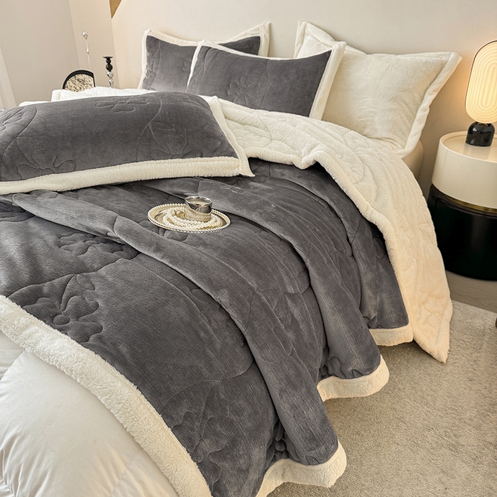 91家纺网 家纺一手货源 找家纺 青竹苑 2025新款A类婴儿绒北极绒羽丝棉三层夹棉盖毯多功能盖毯 浅灰