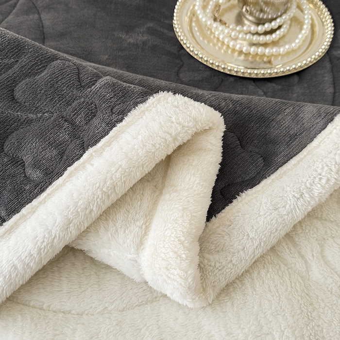 91家纺网 家纺一手货源 找家纺 青竹苑 2025新款A类婴儿绒北极绒羽丝棉三层夹棉盖毯多功能盖毯 浅灰