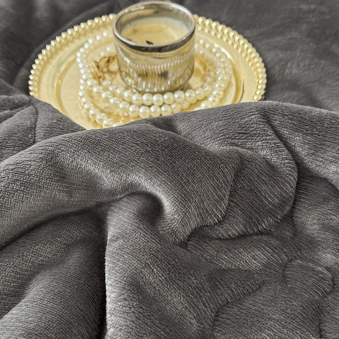 91家纺网 家纺一手货源 找家纺 青竹苑 2025新款A类婴儿绒北极绒羽丝棉三层夹棉盖毯多功能盖毯 浅灰