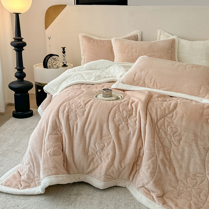 91家纺网 家纺一手货源 找家纺 青竹苑 2025新款A类婴儿绒北极绒羽丝棉三层夹棉盖毯多功能盖毯 浅咖