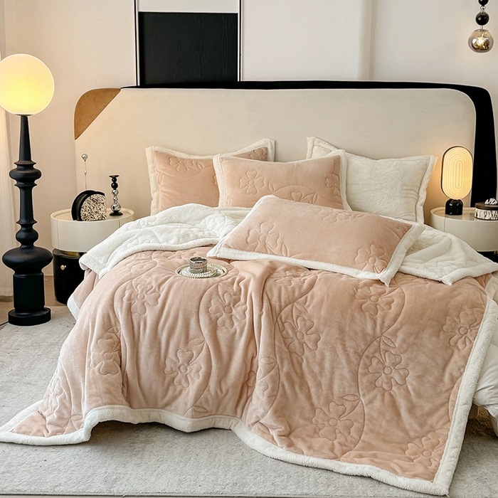 91家纺网 家纺一手货源 找家纺 青竹苑 2025新款A类婴儿绒北极绒羽丝棉三层夹棉盖毯多功能盖毯 浅咖