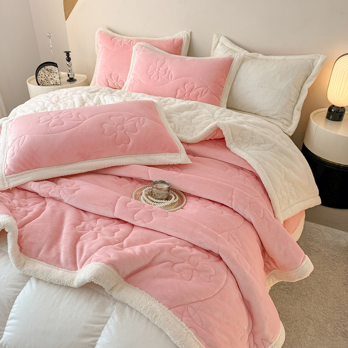 91家纺网 家纺一手货源 找家纺 青竹苑 2025新款A类婴儿绒北极绒羽丝棉三层夹棉盖毯多功能盖毯 玉粉