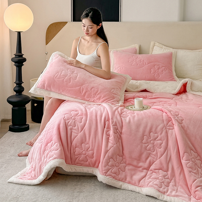 91家纺网 家纺一手货源 找家纺 青竹苑 2025新款A类婴儿绒北极绒羽丝棉三层夹棉盖毯多功能盖毯 玉粉