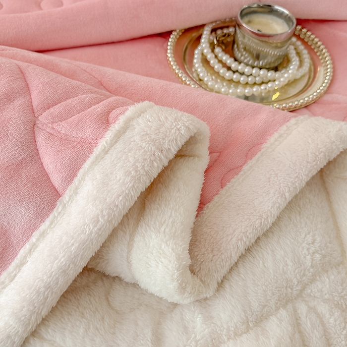 91家纺网 家纺一手货源 找家纺 青竹苑 2025新款A类婴儿绒北极绒羽丝棉三层夹棉盖毯多功能盖毯 玉粉