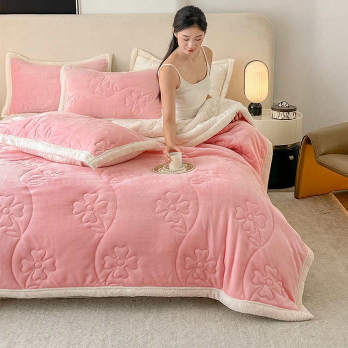 91家纺网 家纺一手货源 找家纺 青竹苑 2025新款A类婴儿绒北极绒羽丝棉三层夹棉盖毯多功能盖毯 玉粉