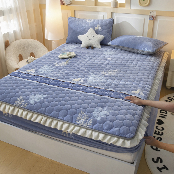 91家纺网 家纺一手货源 找家纺 （总）情煊家纺 2025新款保暖牛奶绒夹棉床笠-花边款