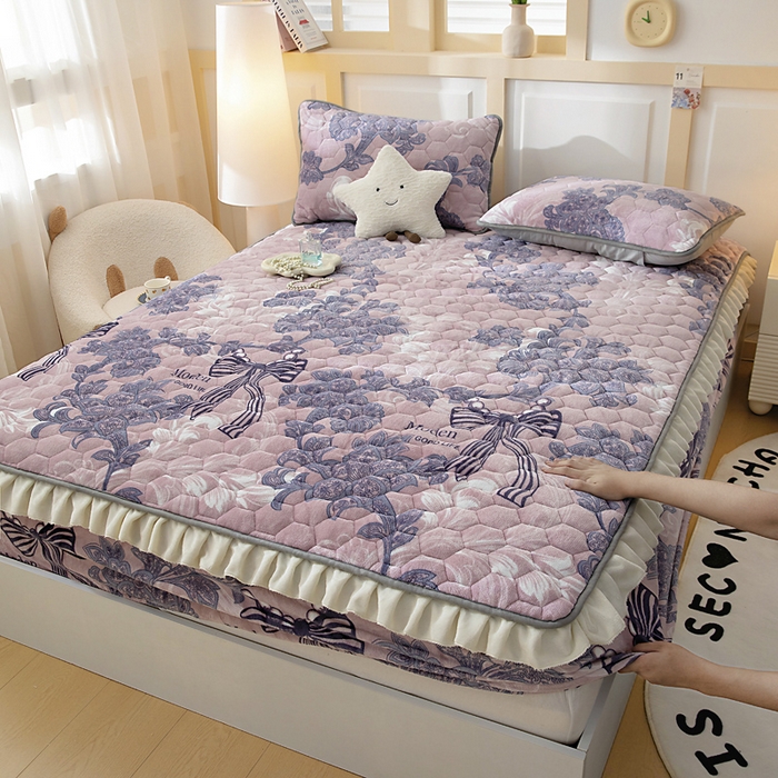 91家纺网 家纺一手货源 找家纺 （总）情煊家纺 2025新款保暖牛奶绒夹棉床笠-花边款