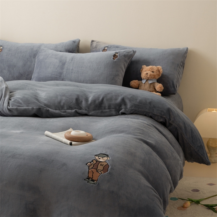 91家纺网 家纺一手货源 找家纺 恋绒家纺 2025新款小熊牛奶绒四件套卡通被套宿舍学生三件套 小熊先生-高级灰