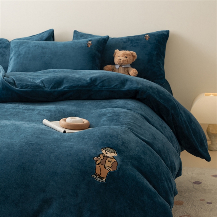 91家纺网 家纺一手货源 找家纺 恋绒家纺 2025新款小熊牛奶绒四件套卡通被套宿舍学生三件套 小熊先生-宝石蓝
