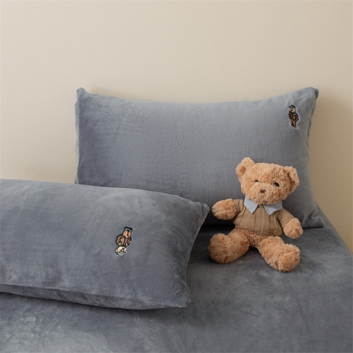 91家纺网 家纺一手货源 找家纺 恋绒家纺 2025新款小熊牛奶绒四件套卡通被套宿舍学生三件套 小熊先生-高级灰