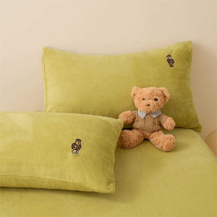 91家纺网 家纺一手货源 找家纺 恋绒家纺 2025新款小熊牛奶绒四件套卡通被套宿舍学生三件套 小熊先生-果绿