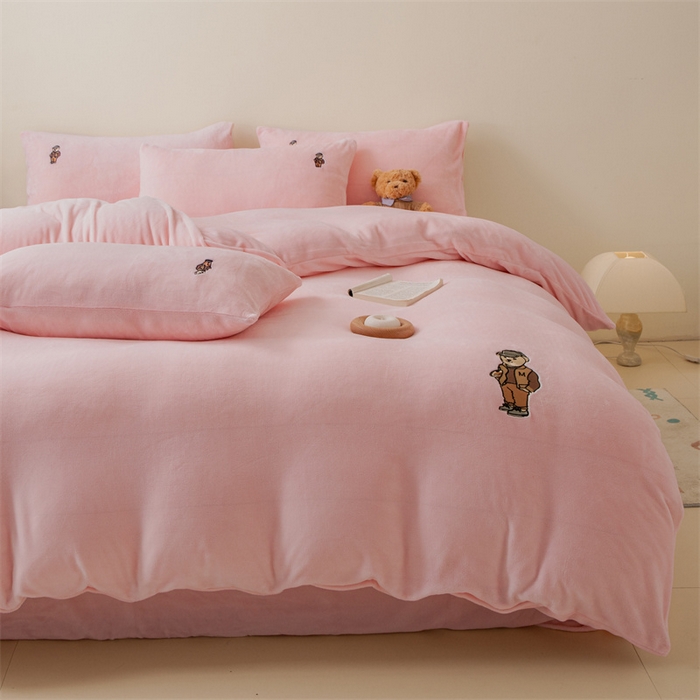 91家纺网 家纺一手货源 找家纺 恋绒家纺 2025新款小熊牛奶绒四件套卡通被套宿舍学生三件套 小熊先生-粉玉