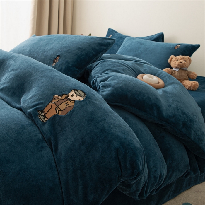 91家纺网 家纺一手货源 找家纺 恋绒家纺 2025新款小熊牛奶绒四件套卡通被套宿舍学生三件套 小熊先生-宝石蓝
