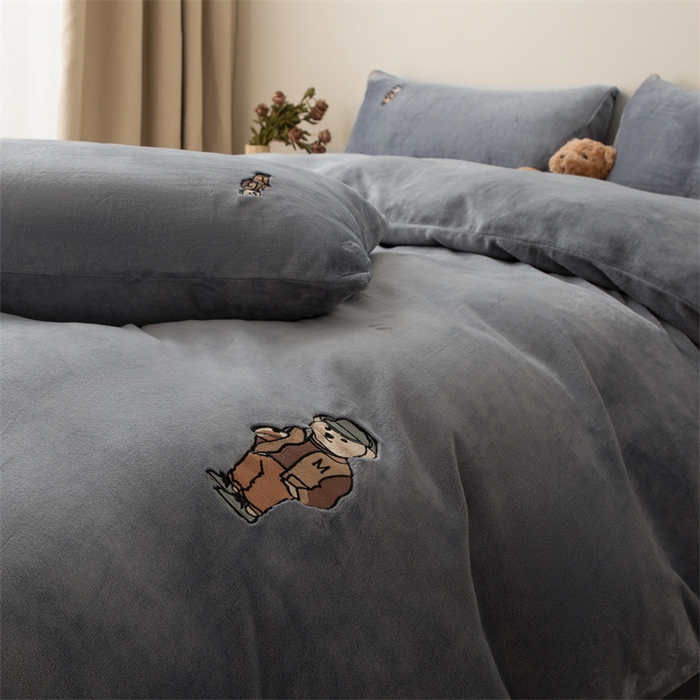 91家纺网 家纺一手货源 找家纺 恋绒家纺 2025新款小熊牛奶绒四件套卡通被套宿舍学生三件套 小熊先生-高级灰
