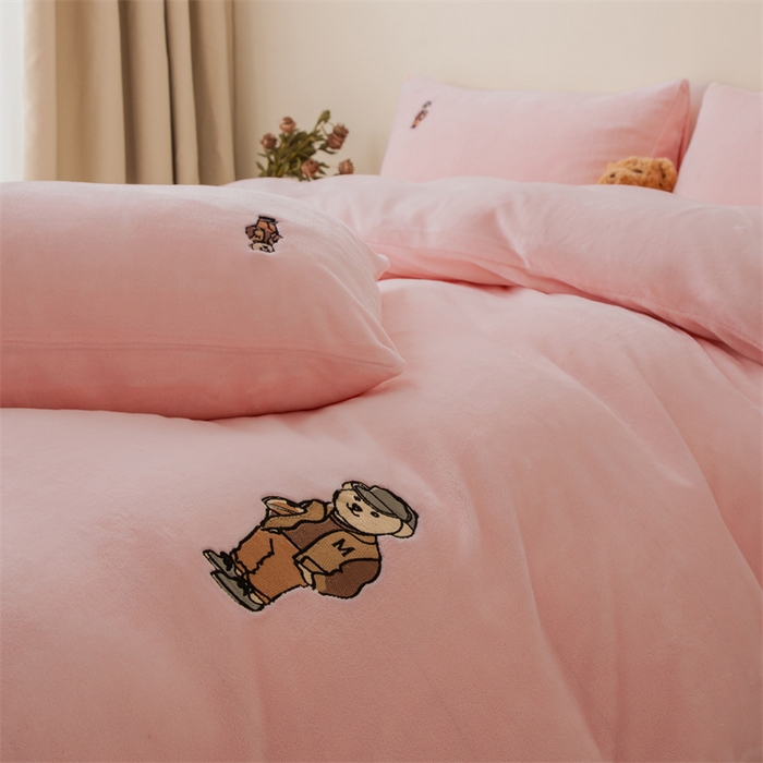 91家纺网 家纺一手货源 找家纺 恋绒家纺 2025新款小熊牛奶绒四件套卡通被套宿舍学生三件套 小熊先生-粉玉
