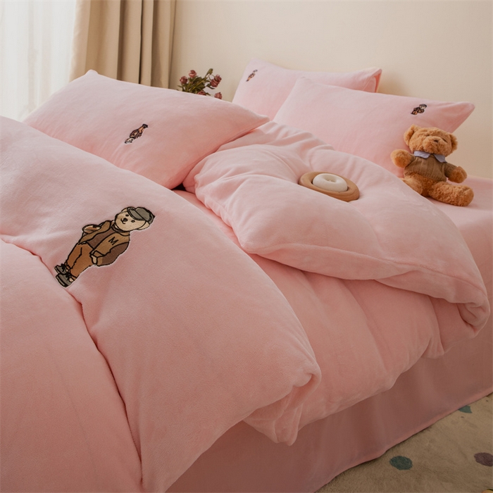 91家纺网 家纺一手货源 找家纺 恋绒家纺 2025新款小熊牛奶绒四件套卡通被套宿舍学生三件套 小熊先生-粉玉