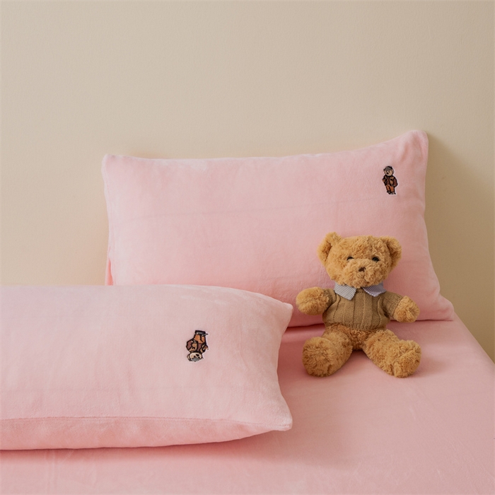 91家纺网 家纺一手货源 找家纺 恋绒家纺 2025新款小熊牛奶绒四件套卡通被套宿舍学生三件套 小熊先生-粉玉